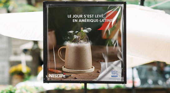 affiche nescafé dans un film de protection sur un pancarte de menu