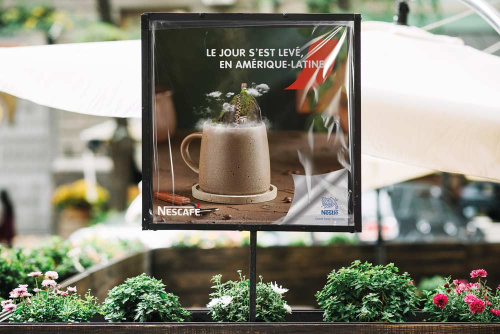 affiche nescafé dans un film de protection sur un pancarte de menu